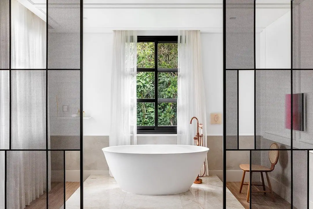Banheira freestanding em projeto contemporâneo