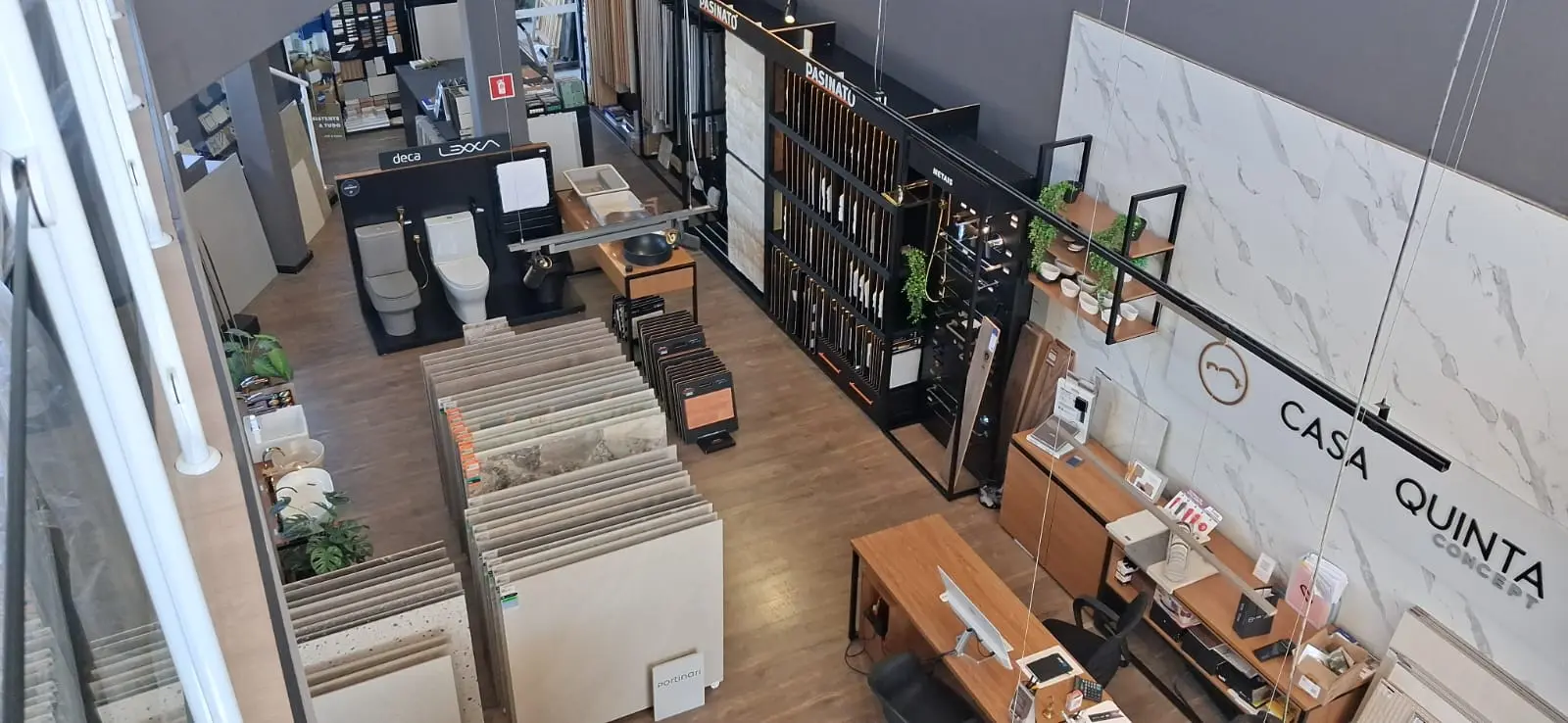 Vista ampla do showroom da Casa Quinta Concept em São Roque